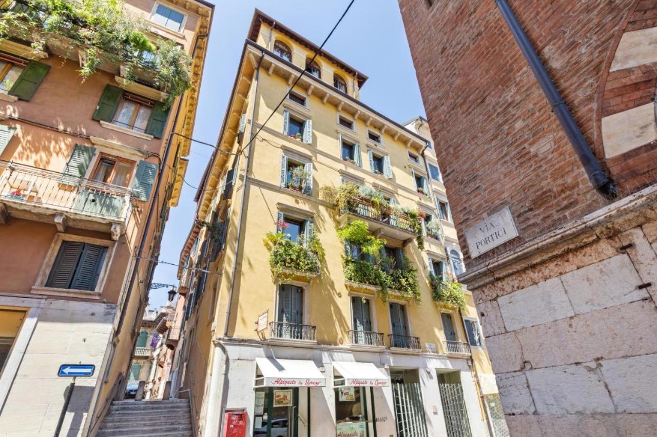 Verona Centro Piazza Erbe Buitenkant foto