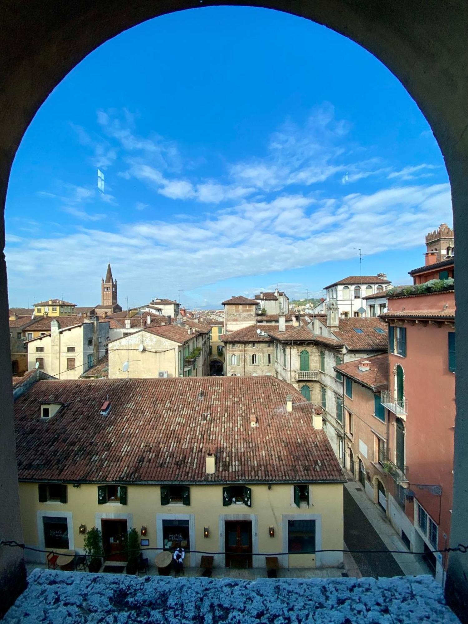 Verona Centro Piazza Erbe Buitenkant foto